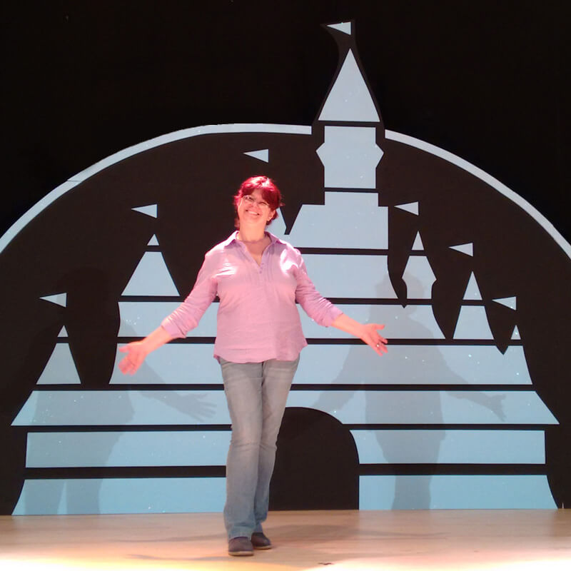 Yo delante del photocall castillo hecho por mí